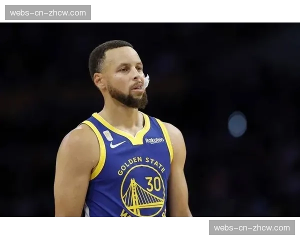 特写镜头:库里命中季后赛生涯第600记三分,抬头望向记分牌